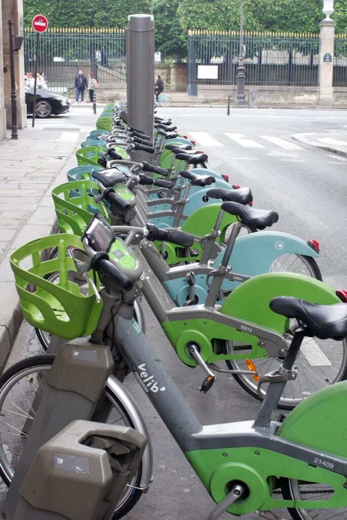 a row of bicycles parked next to each other